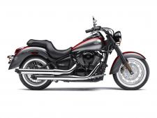 New 2016 KAWASAKI VULCAN 900 CLASSIC Full-size performance in a middleweight motorcycle gives you the power and efficiency to take on roads of all sizes – across town or across state lines. Enjoy the ride in all-day comfort with the sculpted seats, spacious floorboards and a protective windshield as you put the power of the liquid-cooled 903cc V-twin engine to work.