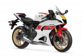 FROM R HERITAGE COMES R WORLD
With bold Yamaha Heritage White and Redline chain‑block livery and a host of special detailing touches, the World GP 60th Anniversary Edition YZF‑R7 is striking from every angle.