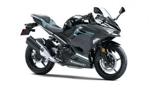 New 2020 KAWASAKI NINJA 400 ABS METALLIC SPARK BLACK/METALLIC MAGNETIC DARK GRAY/PHANTOM BLUE Approachable power, superb ergonomics and class-leading performance offer a smooth, manageable ride that’s ideal for new riders while also alluring experienced riders.