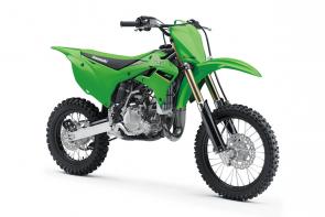The KX™85 motorcycle brings Kawasakis proven performance to the amateur ranks. Proportionate power of the 84cc engine and race-ready technology grant young racers the championship-winning advantage they need to sharpen their skills.
