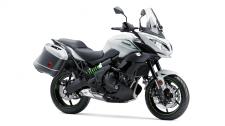 New 2018 KAWASAKI VERSYS 650 LT PEARL BLIZZARD WHITE/METALLIC FLAT SPARK BLACK ITS COMBINATION OF LONG-TRAVEL SUSPENSION, SPORTY 17” WHEELS, A SLIM UPRIGHT RIDING POSITION AND A COMPACT PARALLEL-TWIN ENGINE RESULTS IN A HIGHLY VERSATILE PACKAGE, OFFERING A CONFIDENCE-INSPIRING RIDE WHILE TOURING THE OPEN ROAD.
Compact 649cc parallel-twin engine combines maximum low- and mid-range torque and high-rpm performance for an exhilarating ride
Slim, upright riding position offers a high level of comfort and nimble handling
Windscreen with 2 inches of tool-free adjustment adds comfort for highway cruising
LT models come equipped with a set of color-matched 28 liter (each) hard saddlebags featuring KQR™ mounts and an integrated mounting system that utilizes the ignition key for simple saddlebag unlocking and removal
LT models come equipped with hand guards for increased wind protection
Comes with a 24-month limited warranty
