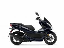 New 2018 HONDA PCX150 DARK PEARL BLUE We all need a way to get around, so let’s head over to the left brain and start with the practical parts. First, as you’d expect, the PCX150 offers some awesome fuel efficiency. How awesome? An estimated fuel economy of 100 miles per gallon!** Next, it’s loaded with smart features like integrated, lockable underseat storage for all your stuff. Its effortless Honda automatic transmission means no shifting ever, not even into park or neutral. It’s freeway legal, and offers Honda’s unmatched reputation for engineering quality.
Now, time for the right brain. How about having some fun? The PCX150 has you covered there, because riding it is a blast. Then there’s the beauty side of things, and the PCX hits a home run in that department too. The crisp bodywork looks great, and there’s plenty of room to share the fun with a passenger.