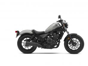 New 2018 HONDA REBEL 500 MATTE METALLIC SILVER CUSTOM SOUL.
The Rebel 500 is a stripped-down performer that’s up for anything. From its subtle, blacked-out looks and compact frame to its low-slung seat, the Rebel just looks right. Especially in the new Candy Lightning Blue. Once you swing a leg over it, you’ll know why people are so excited. This bike is a fun ride with an impressive lean angle and a 471cc parallel-twin engine tuned for middle and upper-rpms. We think it’s the perfect canvas to customize – and of course, it also rocks stock. 246724