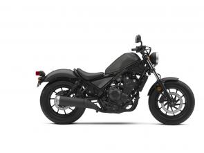 New 2018 HONDA REBEL 500 BLACK CUSTOM SOUL.
The Rebel 500 is a stripped-down performer that’s up for anything. From its subtle, blacked-out looks and compact frame to its low-slung seat, the Rebel just looks right. Especially in the new Candy Lightning Blue. Once you swing a leg over it, you’ll know why people are so excited. This bike is a fun ride with an impressive lean angle and a 471cc parallel-twin engine tuned for middle and upper-rpms. We think it’s the perfect canvas to customize – and of course, it also rocks stock. 246721