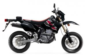 Its 398cc, liquid-cooled, four-stroke engine provides strong low-rpm torque and crisp throttle response for any of these occasions. Key differences between the DR-Z400SM and the DR-Z400S are the inverted front fork, wide, spoke-style wheels, and 300mm diameter floating front brake rotor. The inverted fork contributes to less unsprung weight and improved overall handling, while the large brake and wider rims with high-grip tires offer an exhilarating sportbike experience.