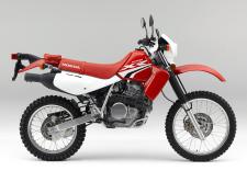 New 2018 HONDA XR650L RED The Honda XR650L is the picture of versatility. Off-road, it dominates the trail with the right combination of power, suspension and durability. And when you’re on the road, its light overall weight, electric starter and excellent fuel efficiency make it great for commuting or even long trips.
While the all-new graphics for 2018 will catch the eye, what really sets the XR650L apart is its ultra-tough 644cc overhead cam engine that has torque and power to spare. And because it’s air-cooled, it’s easy to maintain. Plus, the engine’s gear-driven counterbalancer reduces tiring vibrations, so you can ride comfortably for hours on end. 247648