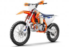 On a scale of hardcore, cross-country firepower, the 2022 KTM 250 XC TPI rates as a 11. Sharing most of its DNA with the KTM 250 SX, it boasts the same awesome 2-stroke acceleration and top-end scream but merges that with a remarkably lightweight chassis, fuel-injection technology, and an 18 rear wheel. This means it totally decimates the competition off the line but has the legs to keep the fight going.