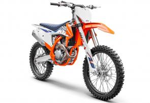 The 2022 KTM 250 SX-F is ready to keep its unwavering momentum in the 250 4-Stroke class going, by boasting class-leading power and speed, not to mention unrivaled power delivery. Laying the power down effectively is the secret to fast lap times and this capable package has all the right credentials to get the most important job done - getting to the chequered flag first. 