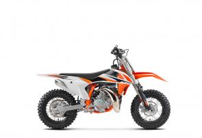 The KTM 50 SX MINI is a true READY TO RACE motocross machine. It is a genuine dirt bike that, like its bigger siblings, is produced with top-quality components, real race-bred input, and thoughtful development. It goes without saying that the KTM 50 SX is the only choice when stepping into the world of MX, bringing even the youngest riders up to the strating gate. 