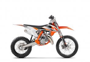 The 2022 KTM 85 SX offers a real taste of the big leagues by giving young racers a real-world big bike experience with an impressive list of componentry and blistering performance. This is also thanks to its lightweight, high-quality frame which houses a compact rocket ship of an engine, delivering unrivaled rideability, providing the ultimate platform for aspiring racers.