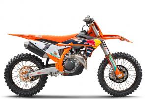 READY TO RACE has never been more accurately defined than with the 2022 KTM 450 SX-F FACTORY EDITION. With its development based on the success and feedback of Red Bull KTM Factory Racing riders around the globe, and 400-units-only exclusivity, it is the perfect mount for budding supercross champions.