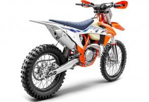 The 2022 KTM 450 XC-F is nothing less than an offroad weapon. Capable of tearing through just about any landscape at breakneck speed. This is thanks to a compact SOHC engine, delivering explosive power in a smooth, usable delivery that suits both weekend riders and seasoned racers alike, no to mention sharingg 95% of its parts with the championship-winning KTM 450 SX-F motocross bike.