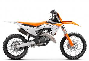All it takes is one hard, fast rip into a loamy berm to know that the 2023 KTM 125 SX is a serious contender in the 125 cc race. Not only has the Ring-ting-ting been given a fuel-injected revival, but the entire motorcycle also benefits from class-leading developments at every end. Boasting accolades such as being the leader in 2-stroke motocross innovation in the modern era, the 2023 KTM 125 SX simply slays the rest of the 125 cc class. All you need do is press the starter, blip the throttle and let rip.