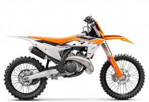 For decades, the 250 cc 2-stroke class has been at the forefront of pure unadulterated performance. It is epitomized by sweet-smelling 2-stroke smoke, top-end powerbands and Braaaap!. The 2023 KTM 250 SX takes that to an all-new, gnarlier level. Thanks to a swathe of cutting-edge advancements across the board, this 2-stoke legend has stepped up, and even further out of reach of the competition.