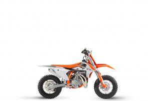 The only thing mini about the 2023 KTM 50 SX MINI, is its size. Although small, it is a true READY TO RACE motocross machine, which like its bigger sibling, is produced with top-quality components, real race-bred input, and race-winning legacy. It goes without saying that the KTM 50 SX is the only choice when stepping into the world of MX, bringing even the youngest riders up to the starting gate.