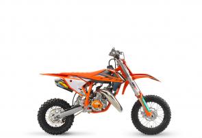 Built for mini champs that want to do things right, and do them in style. Junior riders and racers that climb on the KTM 50 SX FACTORY EDITION can do so in the knowledge that they are experiencing class-leading performance with state-of-the-art WP Suspension, high-end brakes and minimal weight.