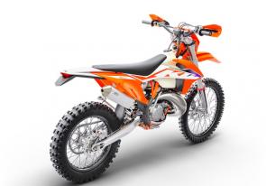 Quite literally in a class of its own, the 2023 KTM 150 XC-W is an unlikely underdog in the world of enduro. Proudly featuring KTMs proven 2-stroke engine technology, supreme agility, and surprising power delivery, it helps elevate rider and machine to incredible new heights at all levels of competence. Light enough to be hauled up the hardest of trails, yet packing enough punch to hang on to the big boys, the KTM 150 XC-W commands respect.