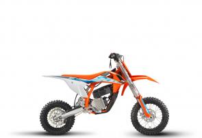 The KTM SX-E 5 is an all-electric mini-crosser aimed at both beginner and competitive junior riders. With zero emissions and minimal sound pollution, it takes its place at the leading edge of competitive mini-cross, and provides a real-world READY TO RACE alternative to the petrol-powered 50 cc engine. Featuring high-quality components that make it significantly different from the many electric mini-cycles available on the market, the KTM SX-E 5 is a fully-fledged competition motorcycle, making it more accessible to younger riders for use in areas where noise emissions are restricted.