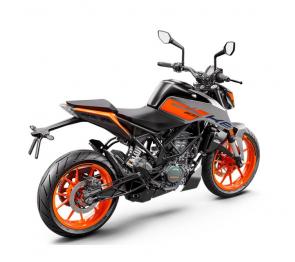 Thanks to an ultra-compact single-cylinder 4-stroke power plant and a lightweight tubular chassis, the KTM 200 DUKE packs a mighty punch. An updated predatory design proudly displays its BEAST-inspired DNA and shouts DUKE. Make no mistake - the KTM 200 DUKE is an out-and-out street prowling brawler.