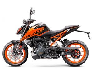 Thanks to an ultra-compact single-cylinder 4-stroke power plant and a lightweight tubular chassis, the KTM 200 DUKE packs a mighty punch. An updated predatory design proudly displays its BEAST-inspired DNA and shouts DUKE. Make no mistake - the KTM 200 DUKE is an out-and-out street prowling brawler.