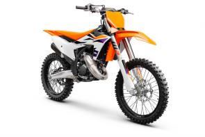 All it takes is one hard, fast rip into a loamy berm to know that the 2024 KTM 125 SX is a serious contender in the 125 cc race. Not only has the Ring-ting-ting been given a fuel-injected revival, but the entire motorcycle also benefits from class-leading developments at every end. Boasting accolades such as being the leader in 2-stroke motocross innovation in the modern era, the 2024 KTM 125 SX simply slays the rest of the 125 cc class. All you need do is prod the starter, blip the throttle and let rip.