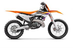 For decades, the 250 cc 2-stroke class has been at the forefront of pure unadulterated performance. It is epitomized by sweet-smelling 2-stroke smoke, top-end powerbands and Braaaap!. The 2024 KTM 250 SX takes that to an all-new, gnarlier level. Thanks to a swathe of cutting-edge advancements across the board, this 2-stroke legend has stepped up, and even further out of reach of the competition.
