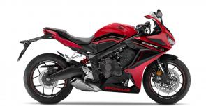 The 600 class is right where a lot of savvy sportbike riders land. Why? Six hundreds—especially inline fours like the CBR650R—just strike a near magical balance between power, weight, maneuverability and the human scale. And when you’re looking at a CBR650R, you’re also looking at a bike with a wide performance envelope, able to hold its own in the canyons and still practical enough for leisurely weekend rides or daily commutes. But if there’s one thing that really sets the CBR650R apart, it’s this bike’s engine. Nothing revs like an inline four, and nothing’s as smooth either.
CBR650RA