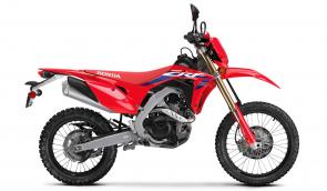 Building a great dual-sport bike has to be one of the toughest jobs in motorcycling, but also one of the most rewarding. And that’s why we’re so proud of our Honda CRF450RL. When it comes to versatility and features, it’s way better than just a motocrosser with a license plate. And when it comes to off-road riding, it offers stellar performance where others compromise. Why is this bike so good? One reason is because we start with our CRF450X, with its six-speed transmission and excellent chassis geometry. And it’s not what we’ve added, but what we haven’t—which is how we’ve kept the CRF450RL light and nimble. What you get is a true dirt bike that can handle a wide range of terrain, that’s built for long-term reliability, and that lets you ride just about any trail or terrain a motorcycle can handle—including pavement, which makes finding fuel (or lunch) a lot easier. So, ditch the pickup or the trailer: discover the world on a Honda CRF450RL.