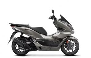 RIDE SMARTER
The 2023 PCX is Honda at its best: smart, versatile transportation that takes the hassle out of getting from place to place. Because it’s a scooter, it slips through traffic and makes finding parking easy. Because it’s a Honda, you know it’s built way better than the bargain-basement no-name scooters out there. Because it features a generous underseat storage compartment, it’s versatile for running errands to the grocery store or to class. Because it offers such spectacular fuel efficiency, gas prices won’t take such a big bite out of your budget. Plus, the PCX is just plain fun. A new color for 2023 keeps things fresh, and this year every PCX comes with our front-wheel anti-lock brake system, standard.