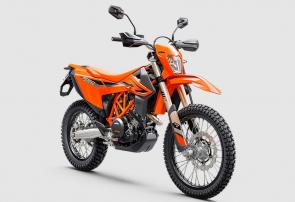 Ride from home and feel the adrenaline build while chasing tarmac curves towards your favourite offroad location. No trailer required just twist the throttle of the KTM 690 ENDURO R, which really comes into its own when the dirt begins and the trail gets more extreme. Its lightweight chassis, aggressive styling, and trusted 690 LC4 motor, are enhanced by the latest electronics and WP XPLOR suspension. Master more challenging terrain on this lightweight, high-performance king of versatility.