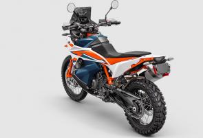 The updated KTM 890 ADVENTURE R proves that the destination comes second. With its unmatched ability to dispatch everything from highways to rocky gravel switchbacks, to single goat tracks, the KTM 890 ADVENTURE R boasts serious travel capabilities. Thanks to its incredibly responsive powerplant, pin-sharp offroad handling, and all-day comfort, its all about the journey.