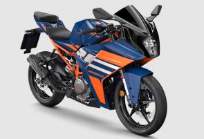 The 2024 KTM RC 390 is a high-performance Supersports machine with its roots firmly planted on the race track. Featuring an impressive technology package, as well as race-derived styling, handling characteristics, and addictive power delivery, the KTM RC 390 is a real-world racer with undoubted pedigree. 