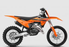 There are very few sounds that cant be beaten. The crack of a soda can on a blistering hot day. The ping of the perfectly executed golf shot. And the scream of a 125 cc 2-stroke charging down a long straightaway. The 2025 KTM 125 SX takes its leads directly from the Factory Racing team and puts them to work like nothing else. Like the sound it makes, it cannot be beaten.
