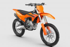 When you see the 2025 KTM 450 SX-F roll off the trailer, you know it means business. With 5 AMA 450 Supercross titles in the last 7 seasons, the 2025 KTM 450 SX-F rolls up to the starting gate already armed with the learnings of past championships - only this time, its freshly loaded with an all-new arsenal of weaponry. 