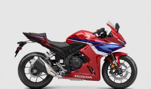 Carve more canyons.
Style, speed, and affordability come together in the CBR500R. Perfect for both seasoned riders and newcomers alike, it offers a thrilling blend of real-world performance, cat-like agility, and Supersport style. Whether you’re tackling the daily commute or carving the canyons on the weekends, this is the sportbike you’ve been waiting for.