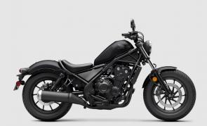 Ride your rebellion.
Ride free. Ride effortless. The Rebel 500 is back with more comfort, more control, and the same rebellious spirit. A new seat, bars, and rear suspension elevate every ride while fresh colors—Matte Black Metallic, Pearl Blue, and Pearl Beige—make it yours. Twist the throttle and chase the freedom you’ve always dreamed of.