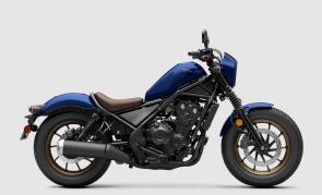 Ride your rebellion.
Ride free. Ride effortless. The Rebel 500 is back with more comfort, more control, and the same rebellious spirit. A new seat, bars, and rear suspension elevate every ride while fresh colors—Matte Black Metallic, Pearl Blue, and Pearl Beige—make it yours. Twist the throttle and chase the freedom you’ve always dreamed of.