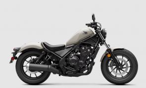 Ride your rebellion.
Ride free. Ride effortless. The Rebel 500 is back with more comfort, more control, and the same rebellious spirit. A new seat, bars, and rear suspension elevate every ride while fresh colors—Matte Black Metallic, Pearl Blue, and Pearl Beige—make it yours. Twist the throttle and chase the freedom you’ve always dreamed of.