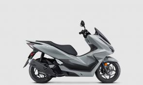 City life, upgraded.
Navigate city streets with ease on the Honda PCX. This scooter’s zippy eSP+ engine and V-Matic™ automatic transmission deliver effortlessly smooth performance, while generous underseat storage and various parking options ensure your adventures are hassle-free. And thanks to our renowned build quality and standard front-wheel ABS, every ride is a confident journey.