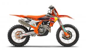 The 2023 KTM 450 SX-F FACTORY EDITION brings factory racing-levels of capability to the privateer pits. With limited units being built, it is as exclusive as the weaponry used by the official Red Bull KTM Factory Racing team. Blending Factory Racing graphics and top-shelf racing componentry, the 2023 KTM 450 SX-F FACTORY EDITION doesnt only look the part - it shreds too.
Model highlights:

Orange frame
Factory racing seat
Factory wheels
Akrapovič slip-on line
Semi-floating front brake disc
Factory racing front brake disc guard (carbon reinforced)
Factory racing skid plate (carbon reinforced)
Factory racing triple clamps
Factory start device (WP)
ODI lock-on grip set
Hinson outer clutch cover
Vented airbox cover
Orange sprocket
Gold chain