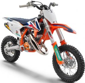 Built to introduce junior riders to the adrenaline of motocross, the 2022 KTM 50 SX FACTORY EDITION is equipped with a long list of race-inspired parts that further emphasize its proximity to the bikes ridden to victories by KTMs racing heroes. Junior riders and racers that climb on the KTM 50 SX FACTORY EDITION can do so in the knowledge that they are experiencing class-leading performance with state-of-the-art WP Suspension, high-end brakes and minimal weight.