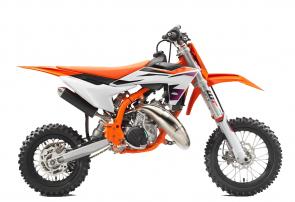 The 2024 KTM 50 SX FACTORY EDITION is ready to blast into the highly competitive 50cc class with proper KTM FACTORY RACING credentials. Its undeniably READY TO RACE, built around an advanced steel frame, housing a powerful engine, and boasting leading components such as the 35mm WP XACT AER fork, a WP XACT monoshock, and a hydraulic Formula brake system. All this, along with key similarities with the full-sized motocross range, superior levels of quality, and revolutionary height adjustability, makes it the most premium 50cc motocross bike available on the market.