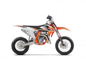 The KTM 65 SX is sharing the same development strategy as the bigger 2-Strokes. It has everything the bigger bikes do, from a proper clutch and gearbox to the latest WP XACT front forks with revolutionary AER technology, modern, aggressive graphics, and power delivery that sets the benchmark in its class. Like its larger counterparts, the KTM 65 SX has real-world READY TO RACE written all over it.
