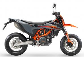 The KTM 690 SMC R raises the bar in the supermotos stakes, thanks in part to a lightweight chassis, a legendary 690 LC4 motor and a sophisticated electronics package. Whether you express your tarmac-sliding talent on mountain roads or on the apexes of your favorite track, you will be drifting into the future with a maxed-out grin and your veins coursing with adrenaline. Handling is enhanced by the latest fully-adjustable WP APEX suspension, so all you have to worry about is focusing on the road ahead and twisting the throttle to the stoppers. 