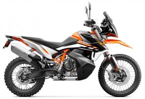 If the best places are the toughest to reach, the KTM 890 ADVENTURE R is the right machine to take you there. Boasting a new engine with increased capacity and added performance, this is a serious travel-capable offroad motorcycle ready for extreme escapes off the beaten track. Using its vast race knowledge and experience, KTM delivers a real-world package aimed at the rider who wants to explore the outer limits of every adventure. 