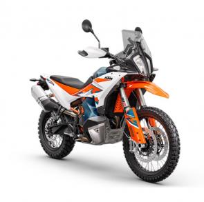 The updated KTM 890 ADVENTURE R proves that the destination comes second. With its unmatched ability to dispatch everything from highways to rocky gravel switchbacks, to single goat tracks, the KTM 890 ADVENTURE R boasts serious travel capabilities. Thanks to its incredibly responsive powerplant, pin-sharp offroad handling, and all-day comfort, its all about the journey.
