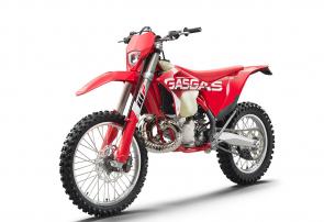 Refined and reassuringly uncomplicated, the EC 250 is our easy to ride, easy to race 2-stroke middleweight thats packed with state of the art technology. A machine that likes nothing better than to be pushed to its limit while axle deep in mud, it delivers smooth and clean power, low maintenance and is highly reliable while benefiting from well-proven EFI technology. Its our lean, mean, no premix needed, woods loving machine.