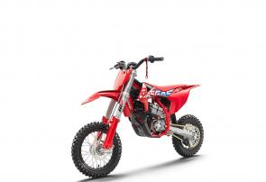 Dirt bikes for the youngest of mini shredders dont get much better than the GASGAS MC-E 5! Ideal to learn on, yet equally as capable when it comes to racing, this miniature red rocket does it all. With an easily adjustable seat height and no less than six ride modes to really customize the power delivery, it can be fine tuned and personalized as any junior racer grows in size and confidence. Powered by a modern lithium ion battery, which is housed inside a robust die-cast case, the MC-E 5 offers up to two hours of uninterrupted riding time and needs just over an hour to fully recharge. Built with quality parts just like its bigger brothers, the MC-E 5 is finished with an all red, classic GASGAS look.