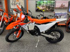 Maximum power at the least possible weight, amplified by low maintenance costs and smooth, linear power delivery - the 2023 KTM 300 XC is set to take the Open category back to school. Churning out massive power from an engine weighing only 52.6 lb, the KTM 300 XC sets the benchmark when it comes to power to weight ratios. Could the 2023 KTM 300 XC be the new Open Class president?