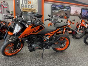 Thanks to an ultra-compact single-cylinder 4-stroke power plant and a lightweight tubular chassis, the KTM 200 DUKE packs a mighty punch. An updated predatory design proudly displays its BEAST-inspired DNA and shouts DUKE. Make no mistake - the KTM 200 DUKE is an out-and-out street prowling brawler.
